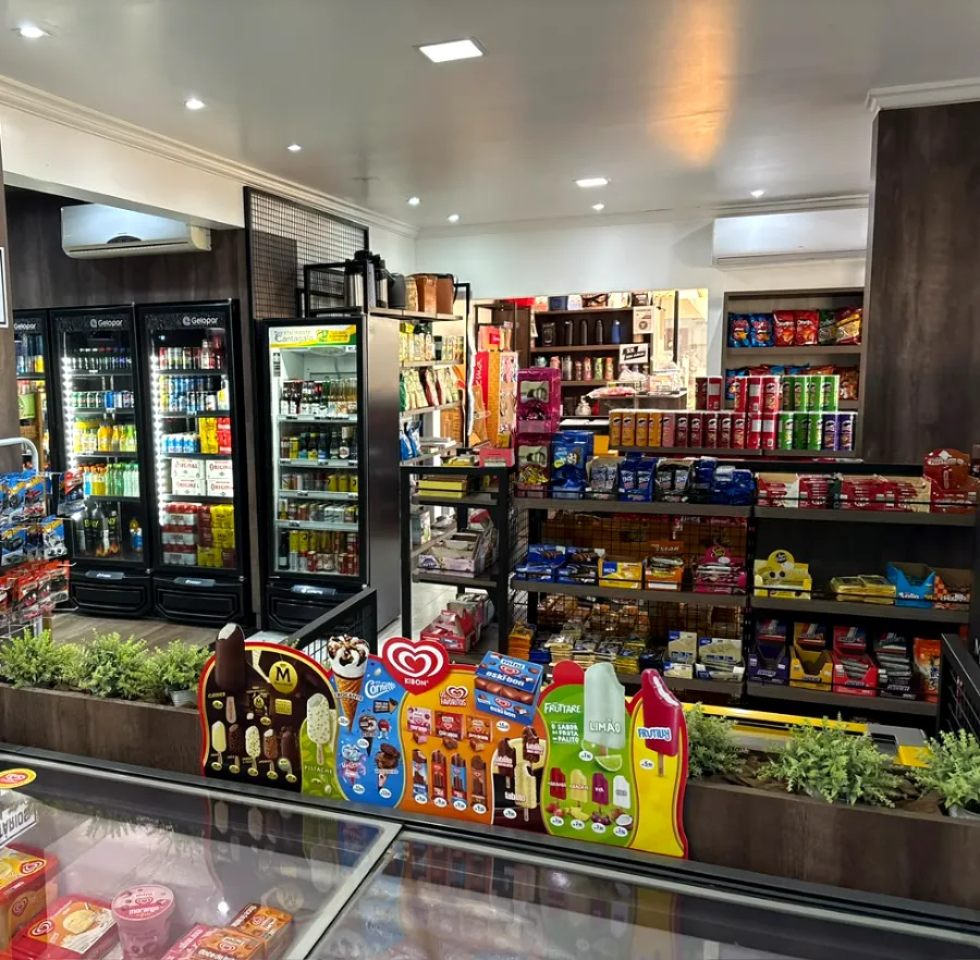 Geladeiras de bebidas e freezer de sorvetes na conveniência