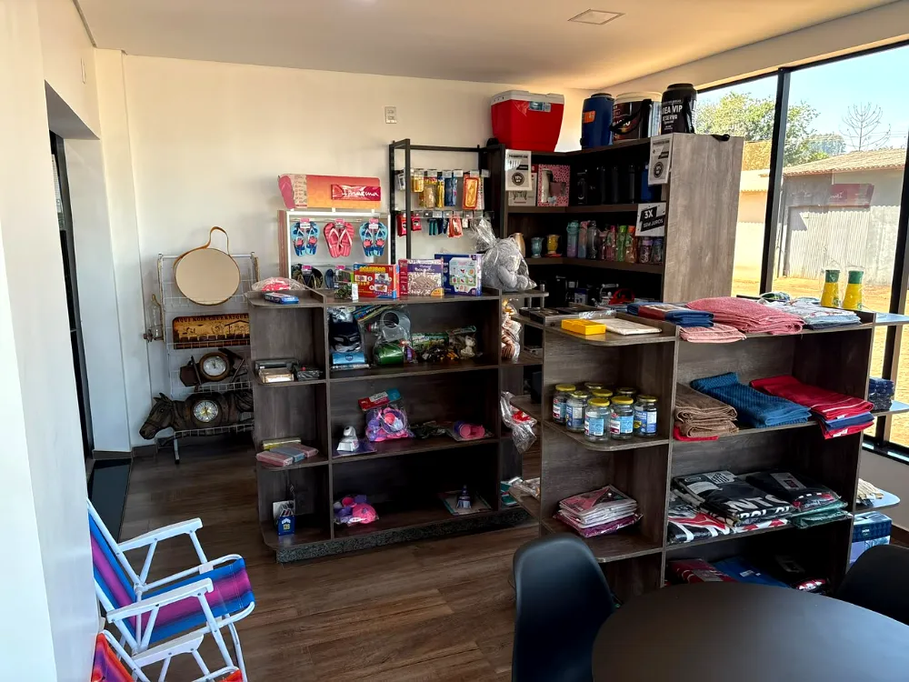 Boutique de presentes com chinelos, toalhas, camisetas e utilidades