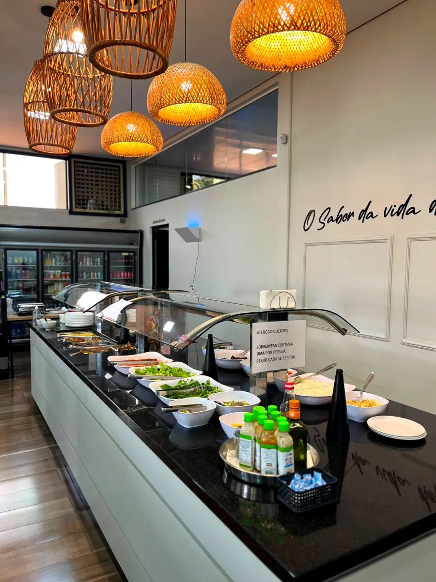 Buffet de comida caseira com saladas e pratos quentes